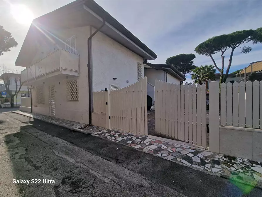 Immagine 1 di Casa bifamiliare in vendita  in Via Francesco Crispi a Forte Dei Marmi
