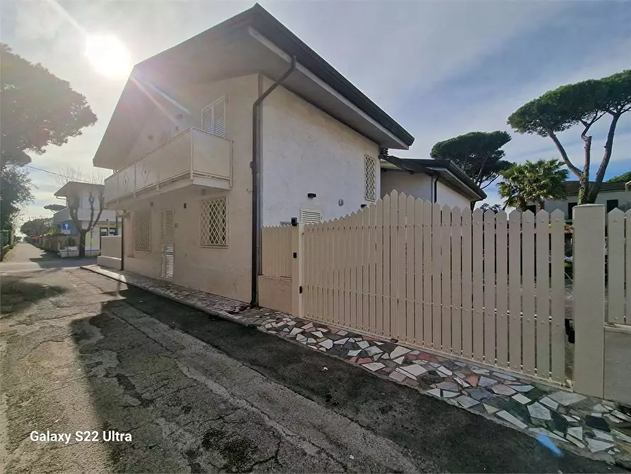 Immagine 1 di Casa bifamiliare in vendita  in Via Francesco Crispi a Forte Dei Marmi