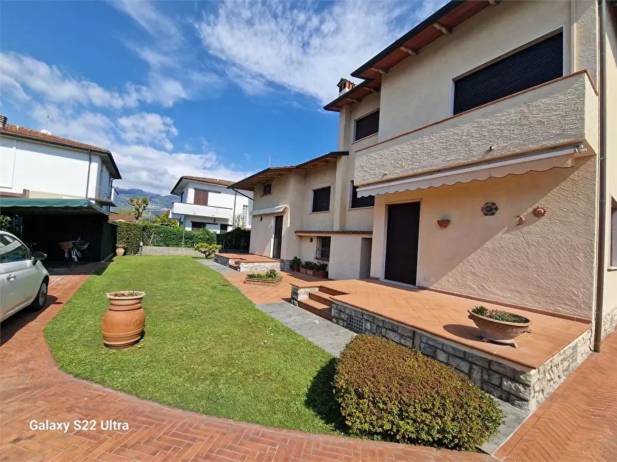 Immagine 1 di Villa in vendita  in Via Leonardo da Vinci a Pietrasanta