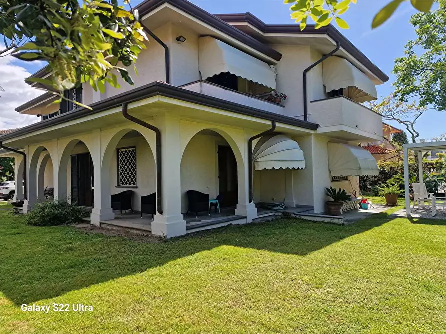 Immagine 1 di Villa in affitto  in Via Francesco Carrara a Forte Dei Marmi