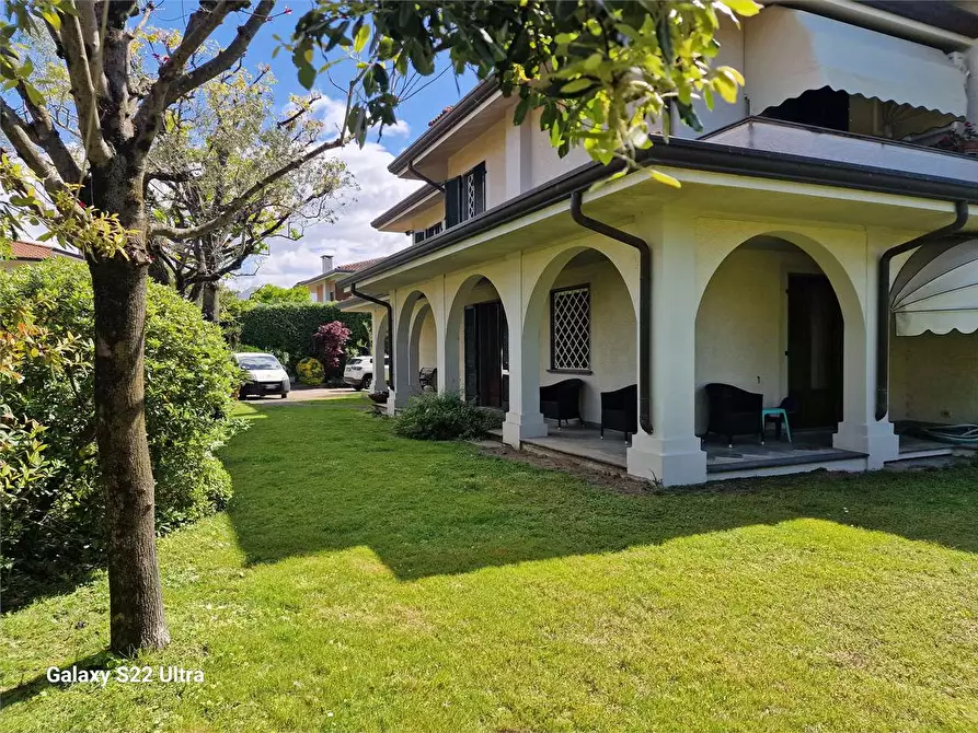 Immagine 1 di Villa in affitto  in Via Scassi Carli a Forte Dei Marmi