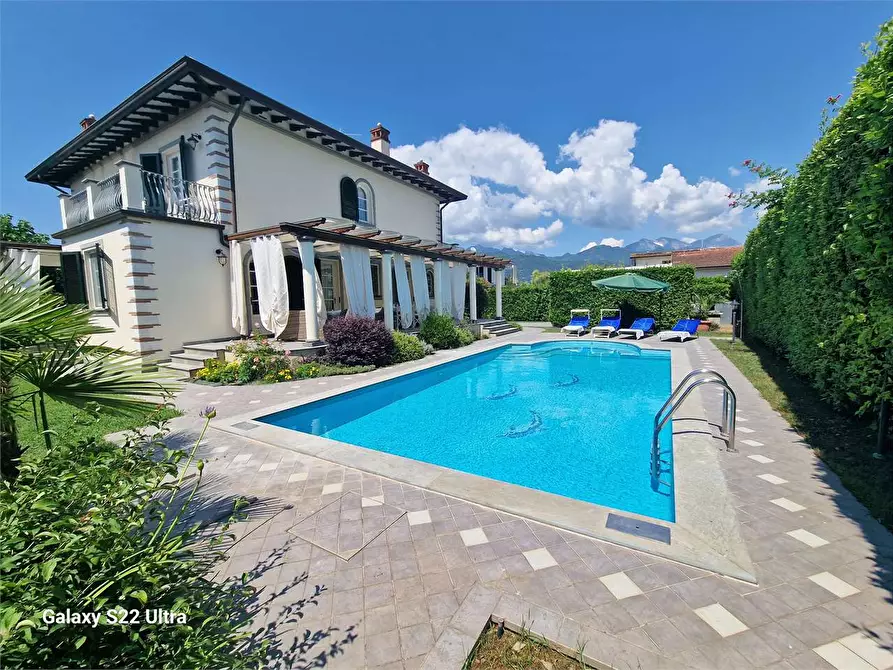 Immagine 8 di Villa in affitto  in Via B. Croce a Forte Dei Marmi