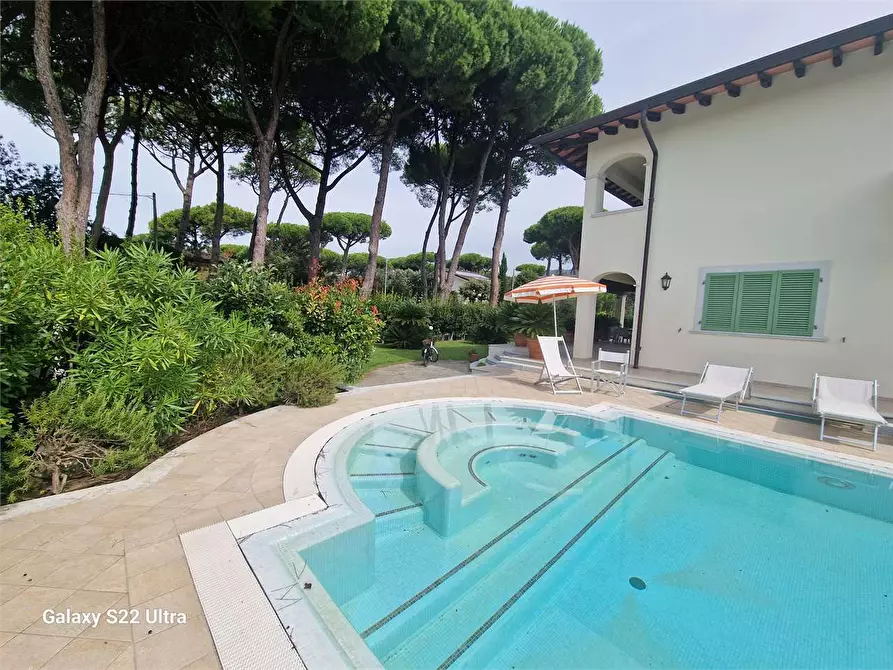 Immagine 18 di Villa in affitto  in Via Regeni a Forte Dei Marmi