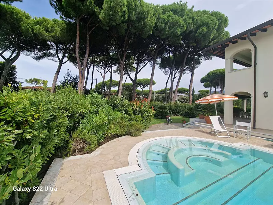 Immagine 15 di Villa in affitto  in Via Regeni a Forte Dei Marmi