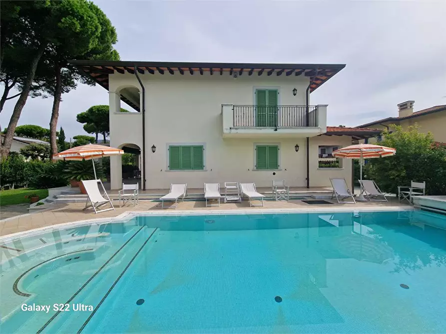 Immagine 1 di Villa in affitto  in Via Civitali a Forte Dei Marmi