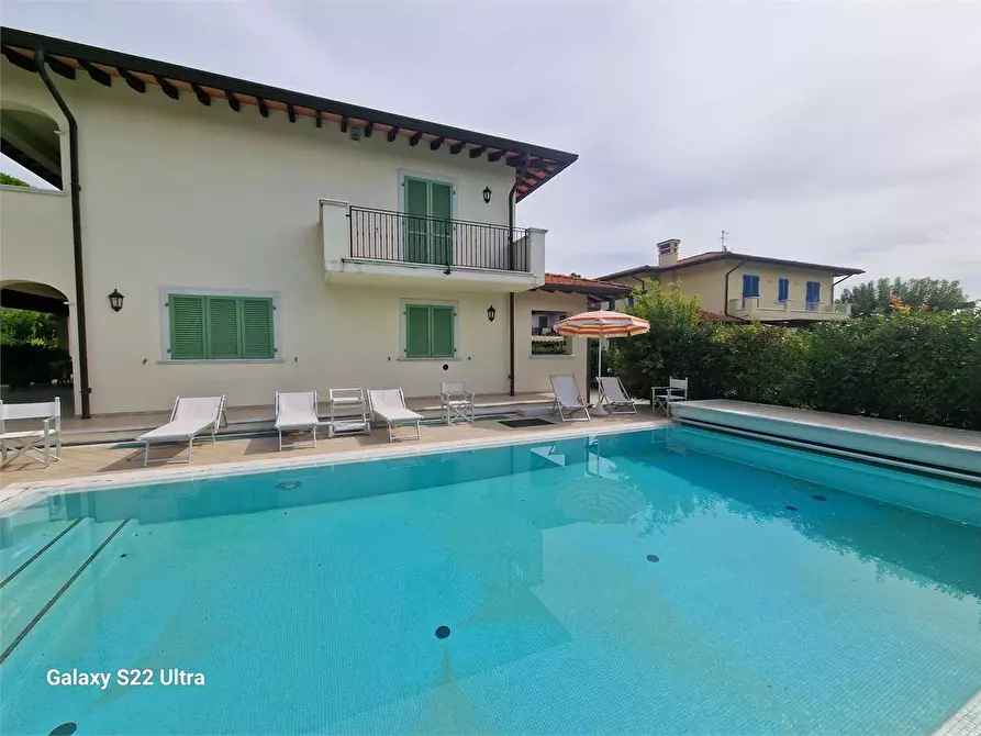 Immagine 3 di Villa in affitto  in Via Regeni a Forte Dei Marmi