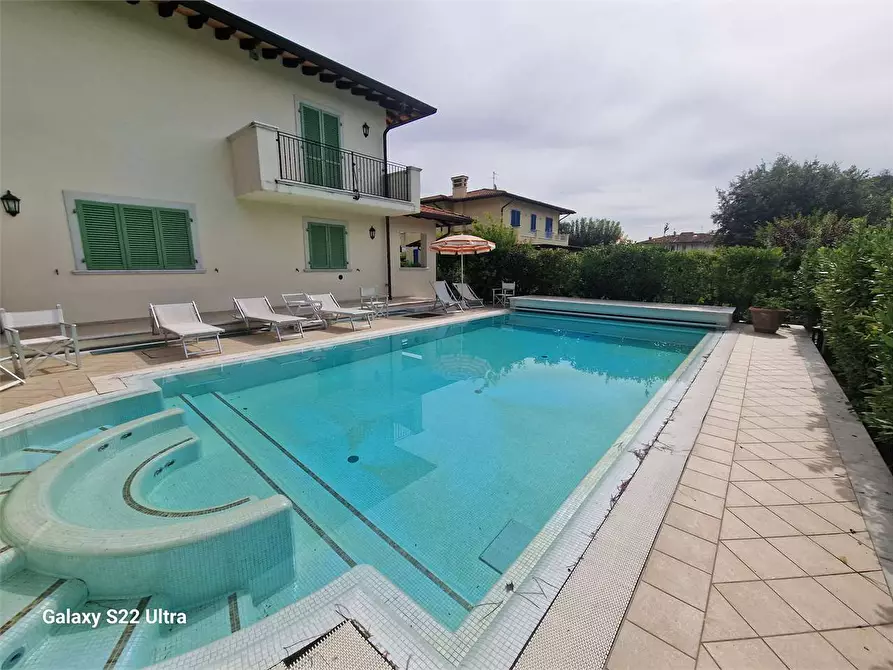 Immagine 1 di Villa in affitto  in Via Regeni a Forte Dei Marmi