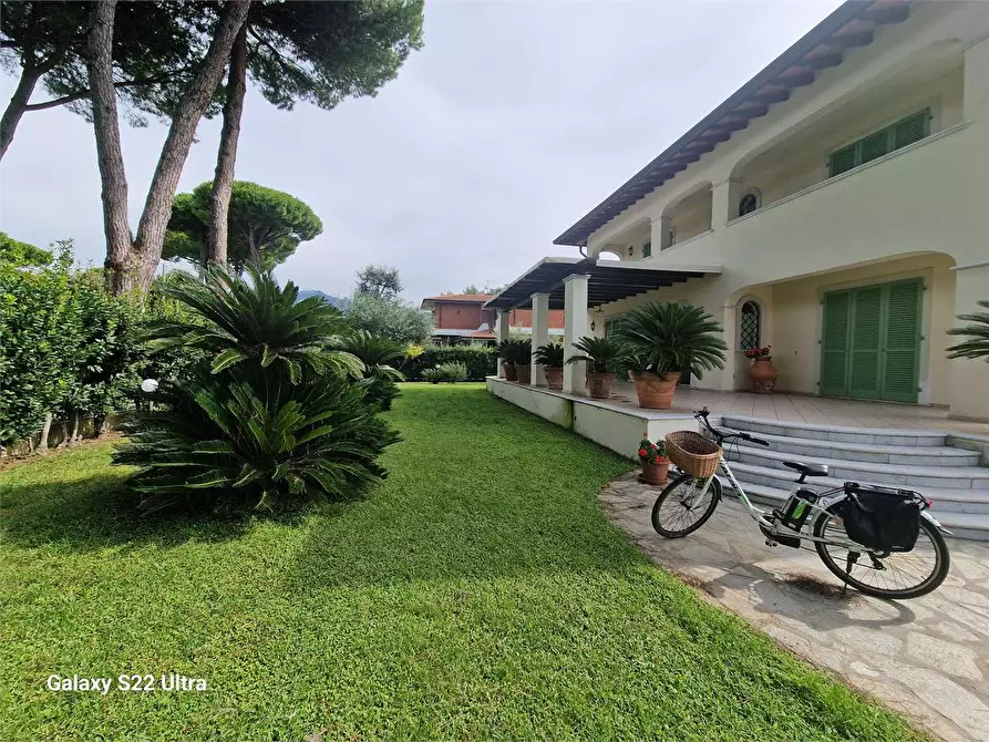 Immagine 59 di Villa in affitto  in Via Regeni a Forte Dei Marmi