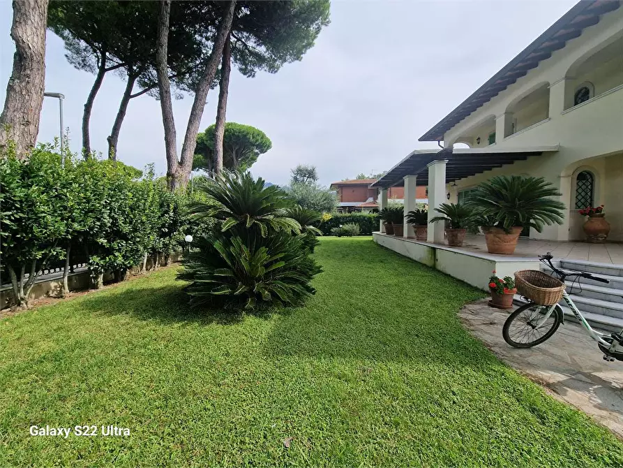 Immagine 60 di Villa in affitto  in Via Regeni a Forte Dei Marmi
