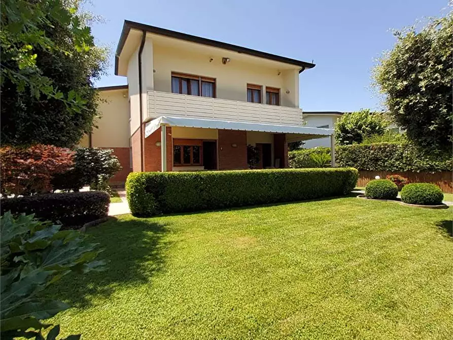 Immagine 3 di Villa in vendita  in Via B. Croce a Forte Dei Marmi