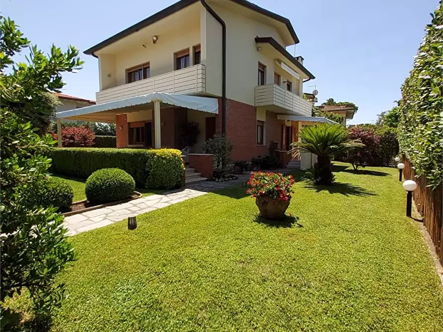 Immagine 1 di Villa in vendita  in Via B. Croce a Forte Dei Marmi
