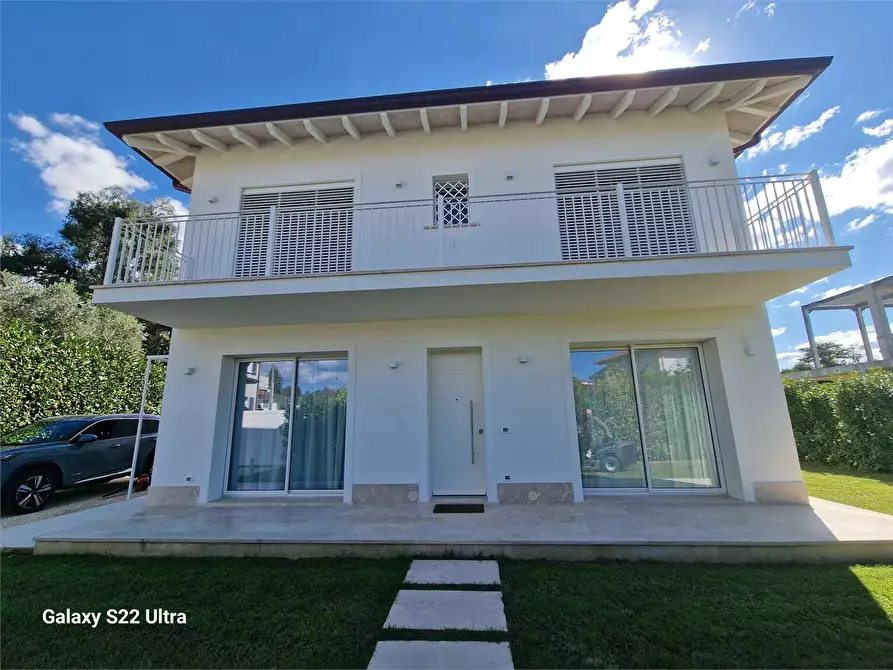 Immagine 1 di Villa in vendita  in Via Basilicata a Pietrasanta