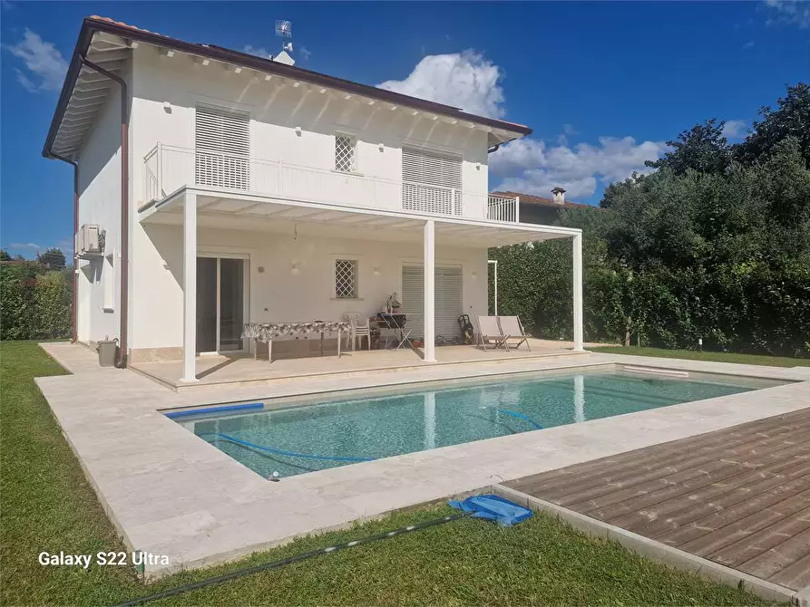 Immagine 2 di Villa in vendita  in Via Basilicata a Pietrasanta