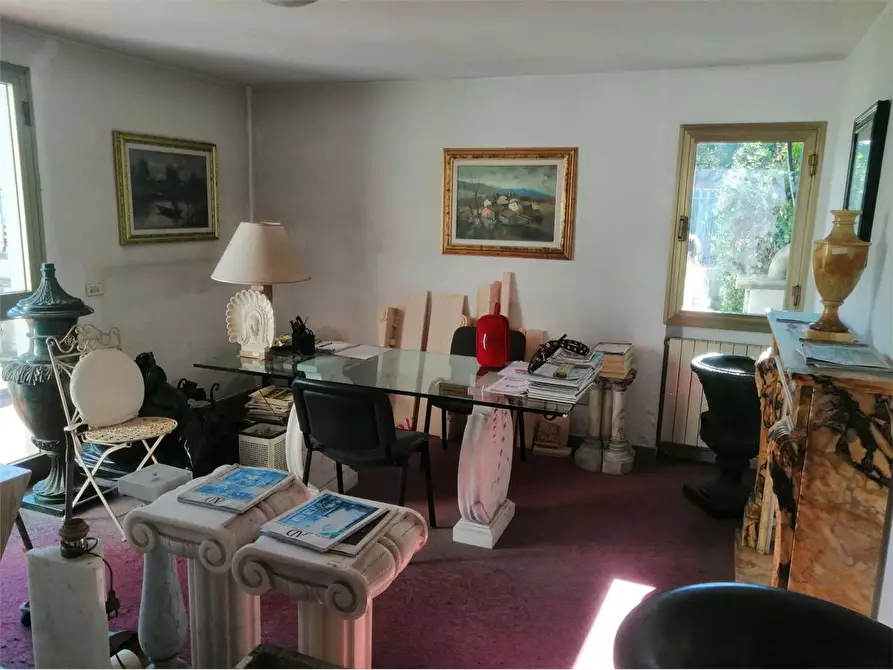 Immagine 2 di Negozio in vendita  in Via Provinciale a Forte Dei Marmi