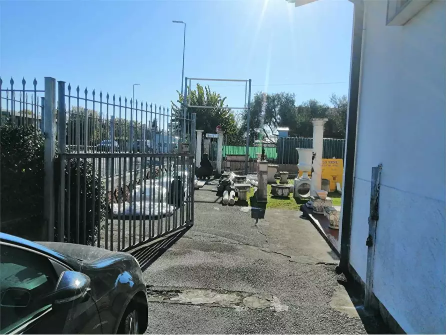 Immagine 12 di Negozio in vendita  in Via Provinciale a Forte Dei Marmi