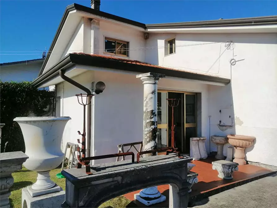 Immagine 9 di Negozio in vendita  in Via Provinciale a Forte Dei Marmi