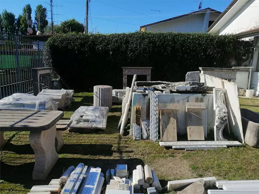 Immagine 11 di Negozio in vendita  in Via Provinciale a Forte Dei Marmi