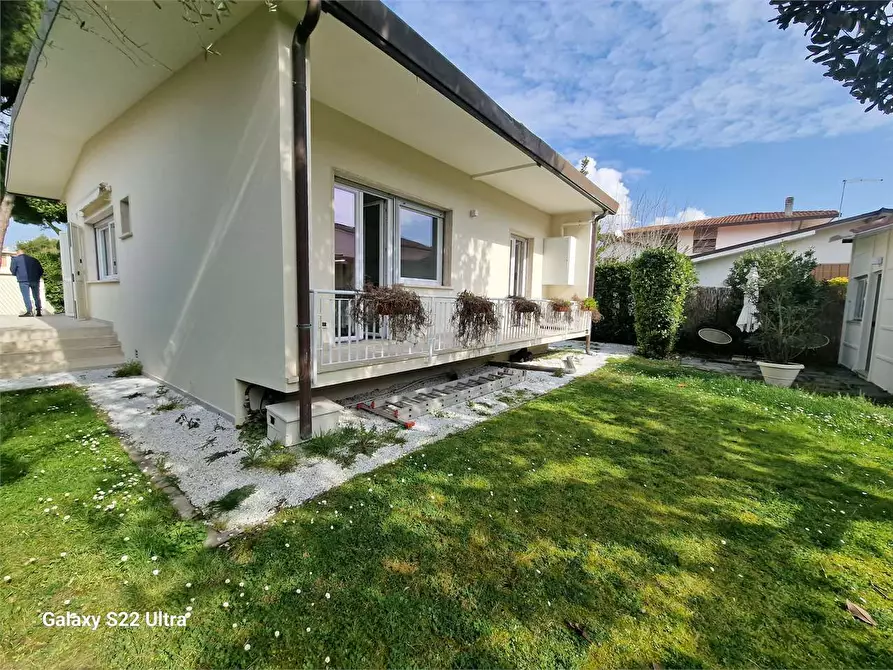 Immagine 1 di Villa in vendita  in Via Bruno Toni a Forte Dei Marmi