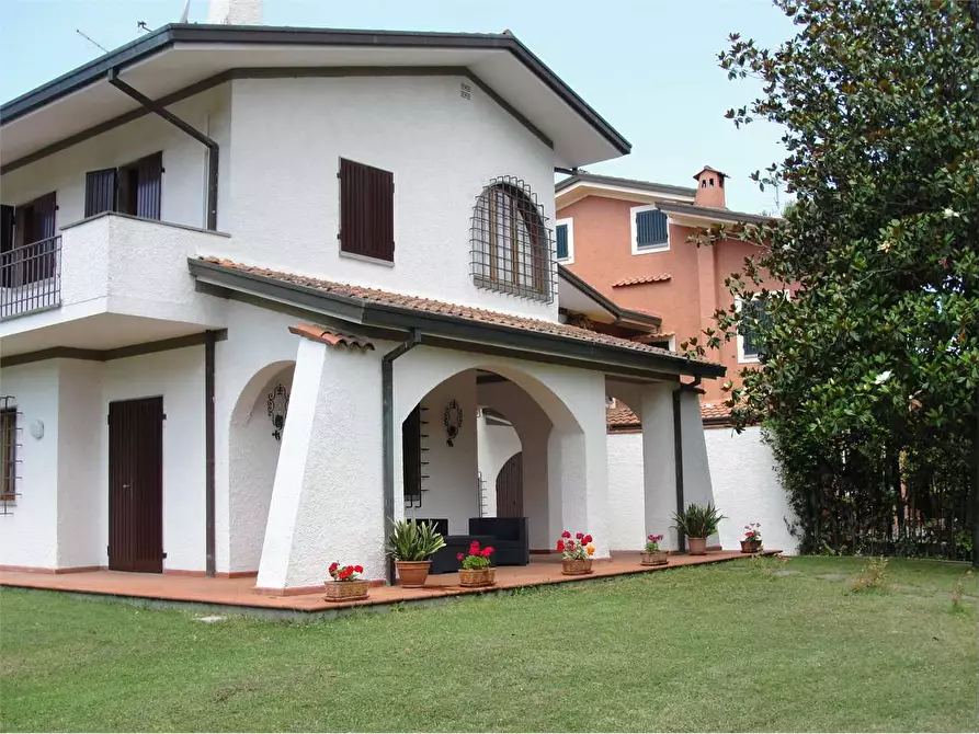 Immagine 2 di Casa bifamiliare in vendita  in Via Mascagni a Forte Dei Marmi