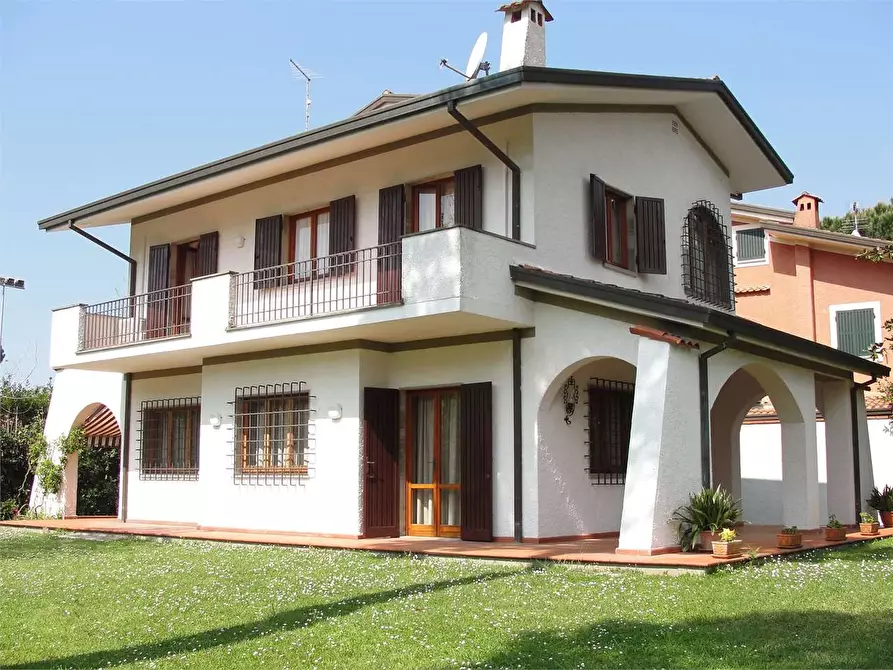 Immagine 1 di Casa bifamiliare in vendita  in Via Mascagni a Forte Dei Marmi
