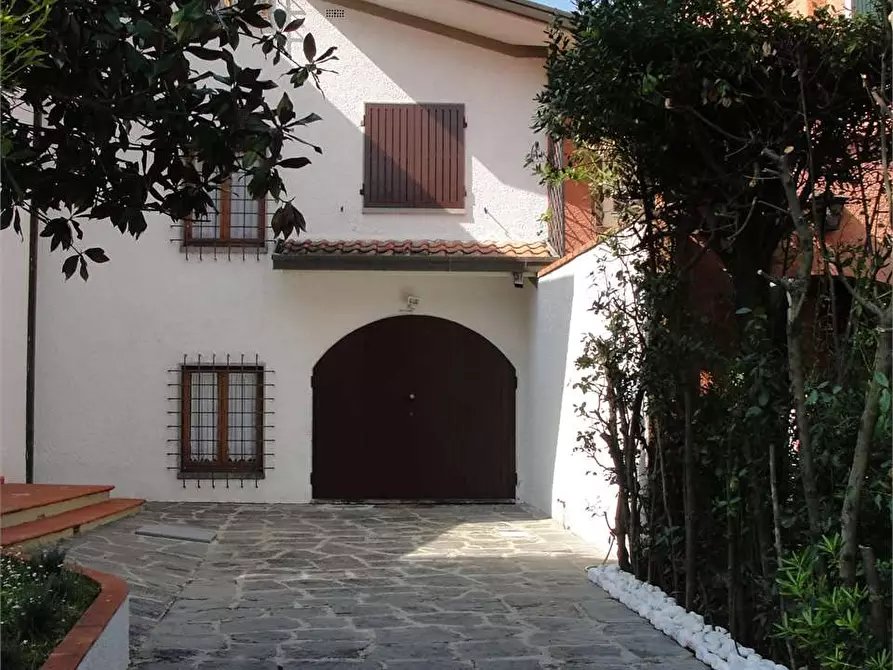 Immagine 25 di Casa bifamiliare in vendita  in Via Mascagni a Forte Dei Marmi
