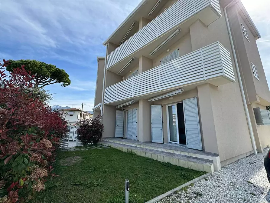 Immagine 17 di Appartamento in vendita  in Via Cateratte a Montignoso