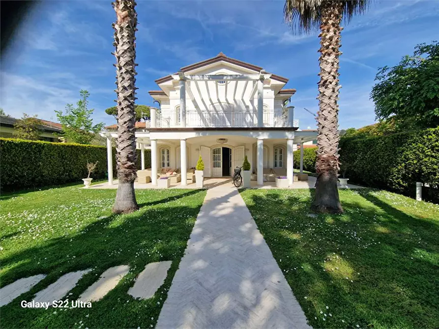 Immagine 5 di Villa in affitto  in Via B.Croce a Forte Dei Marmi