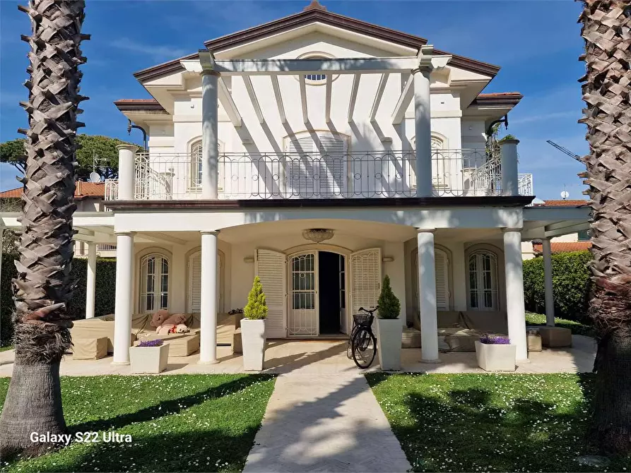 Immagine 1 di Villa in affitto  in Via B.Croce a Forte Dei Marmi