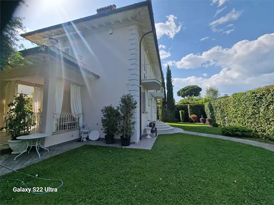 Immagine 25 di Villa in affitto  in Viale Apua a Pietrasanta