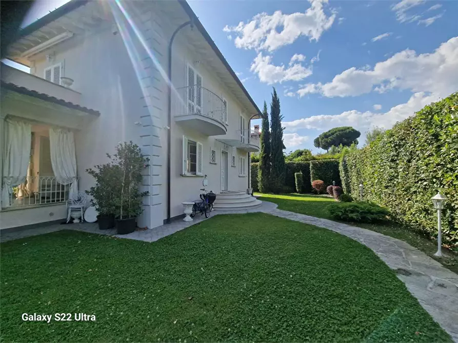 Immagine 28 di Villa in affitto  in Viale Apua a Pietrasanta