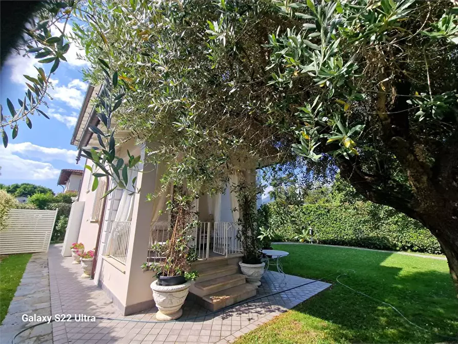 Immagine 29 di Villa in affitto  in Viale Apua a Pietrasanta