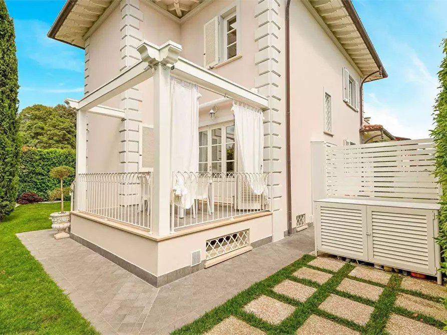 Immagine 30 di Villa in affitto  in Viale Apua a Pietrasanta