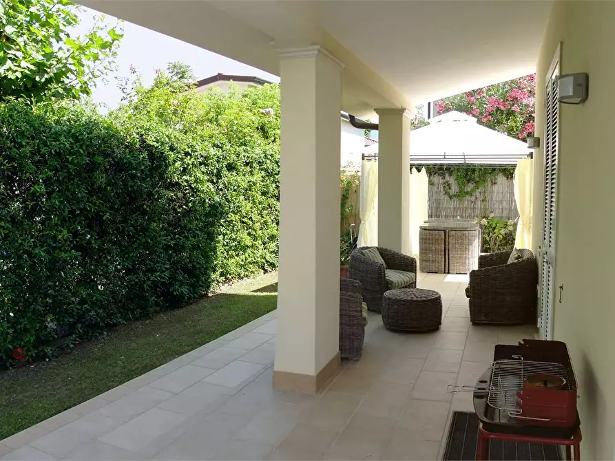 Immagine 2 di Villa in affitto  in Via Roma a Forte Dei Marmi