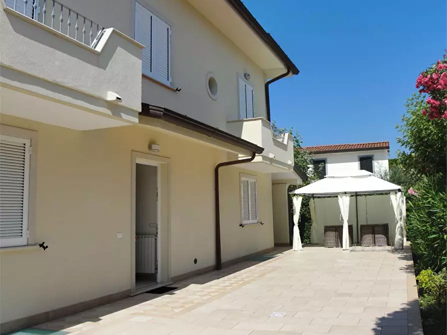 Immagine 1 di Villa in affitto  in Via Roma a Forte Dei Marmi