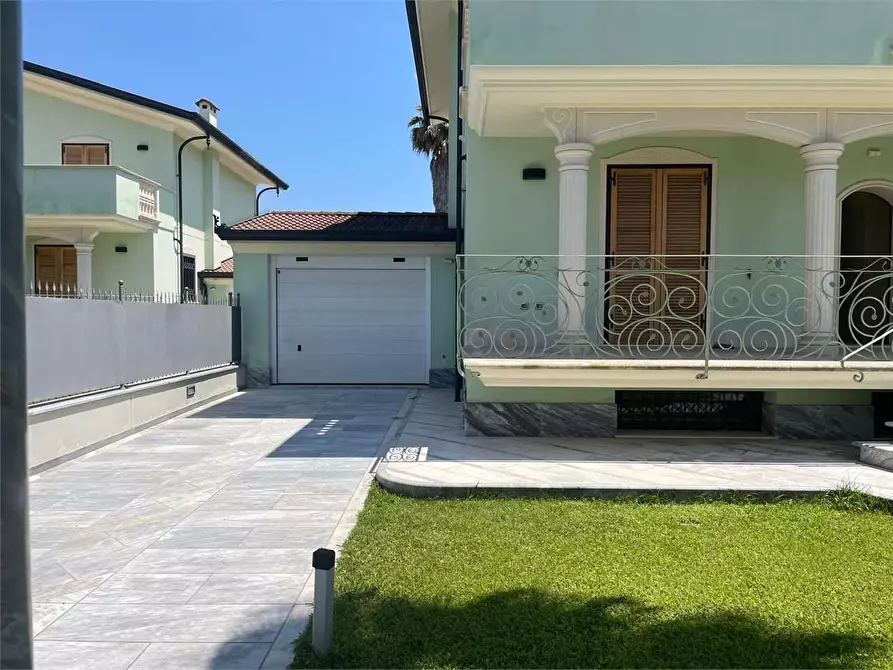 Immagine 48 di Villa in affitto  in via Romana a Montignoso