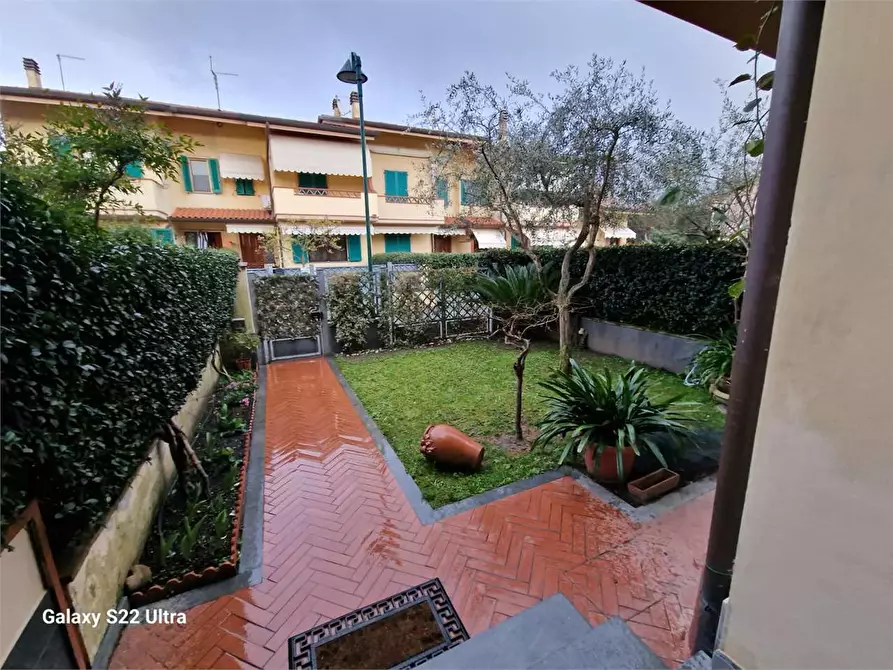 Immagine 1 di Villetta a schiera in vendita  in Via Canova a Forte Dei Marmi
