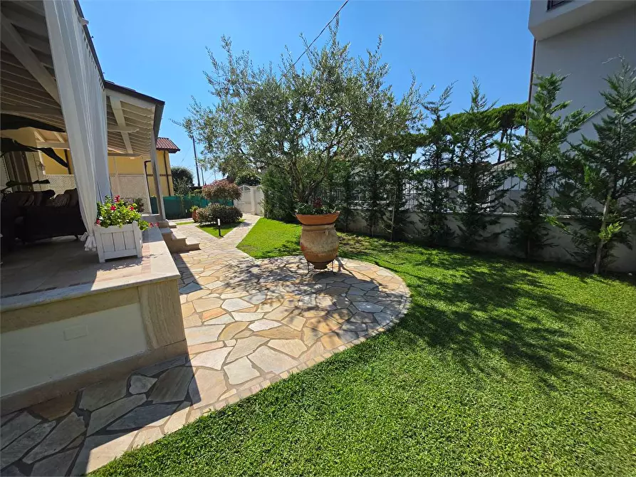 Immagine 8 di Villa in vendita  in Via Tremaiola a Pietrasanta