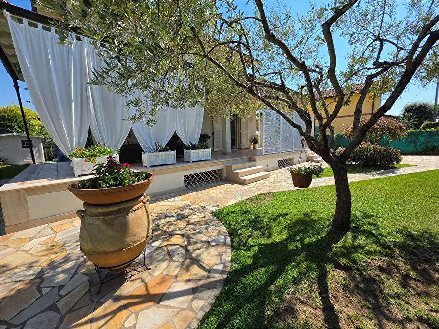 Immagine 4 di Villa in vendita  in Via Tremaiola a Pietrasanta