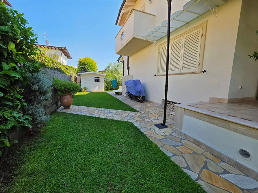 Immagine 10 di Villa in vendita  in Via Tremaiola a Pietrasanta
