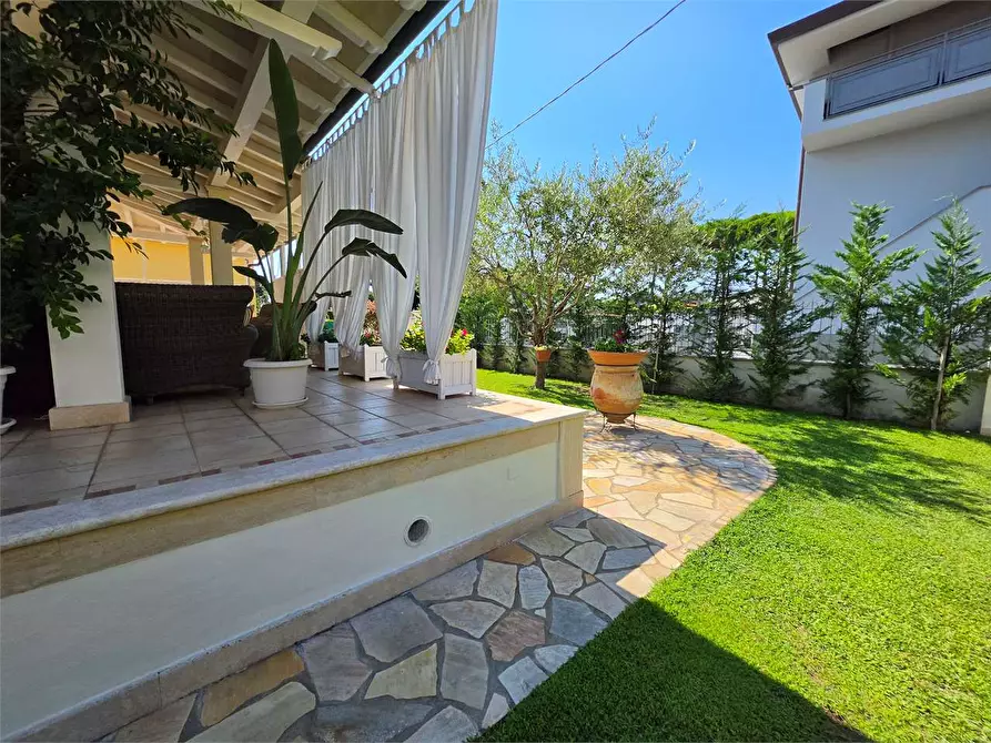 Immagine 11 di Villa in vendita  in Via Tremaiola a Pietrasanta