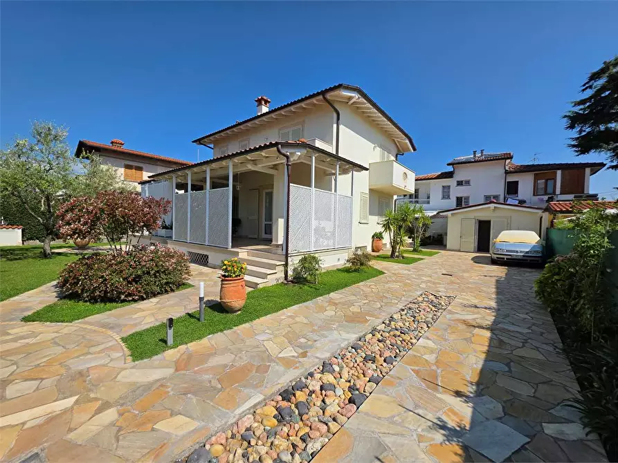 Immagine 12 di Villa in vendita  in Via Tremaiola a Pietrasanta