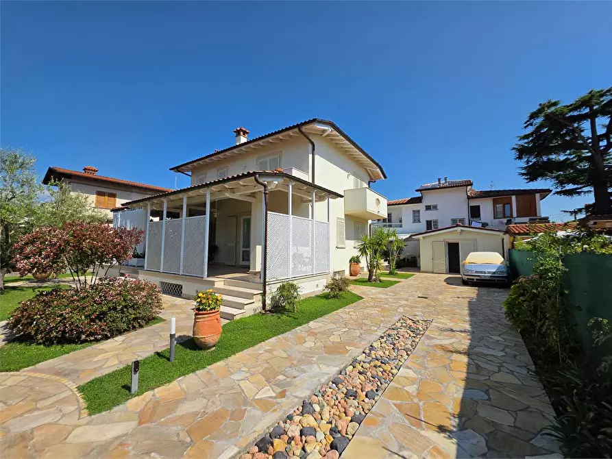 Immagine 13 di Villa in vendita  in Via Tremaiola a Pietrasanta