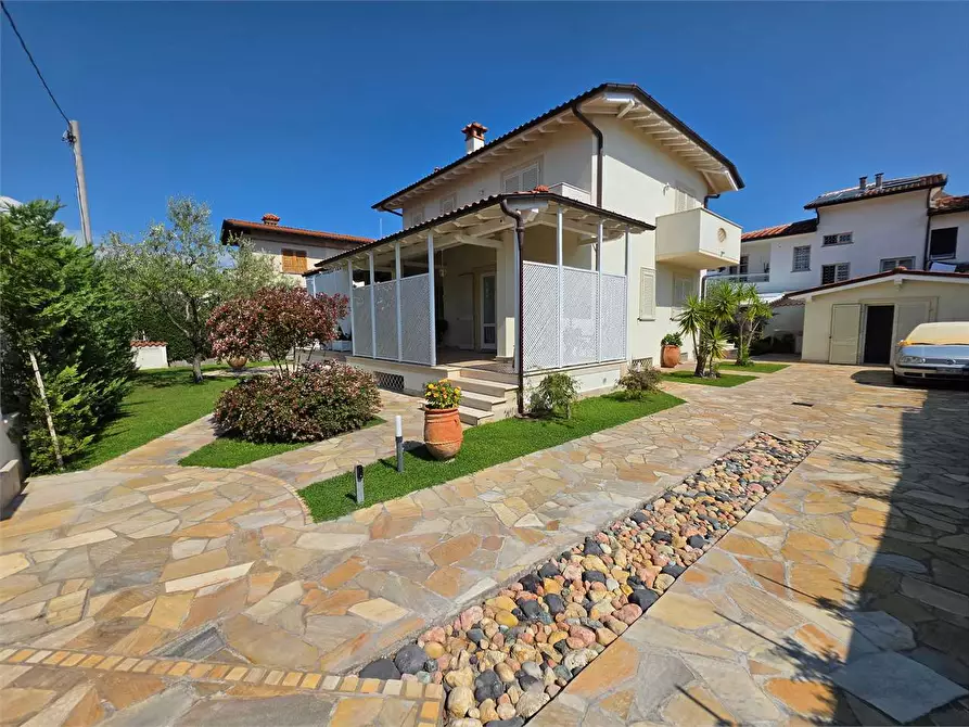 Immagine 3 di Villa in vendita  in Via Tremaiola a Pietrasanta