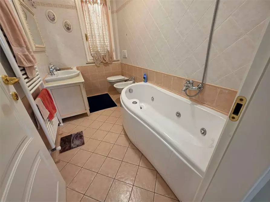 Immagine 32 di Villa in vendita  in Via Tremaiola a Pietrasanta