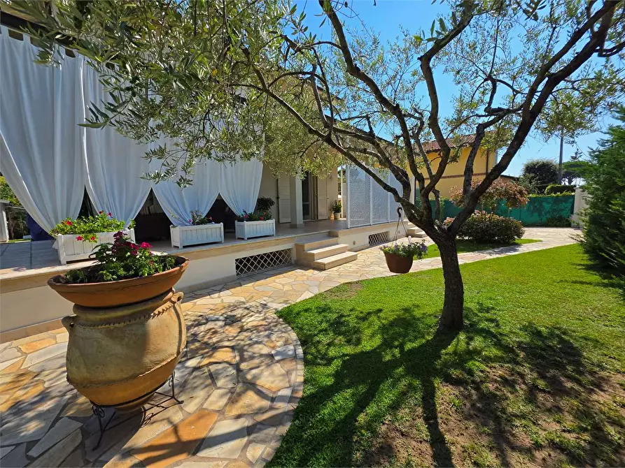 Immagine 2 di Villa in vendita  in Via Tremaiola a Pietrasanta
