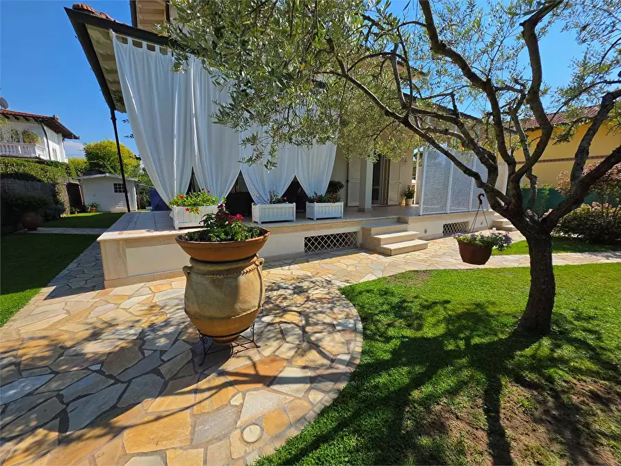 Immagine 1 di Villa in vendita  in Via Tremaiola a Pietrasanta