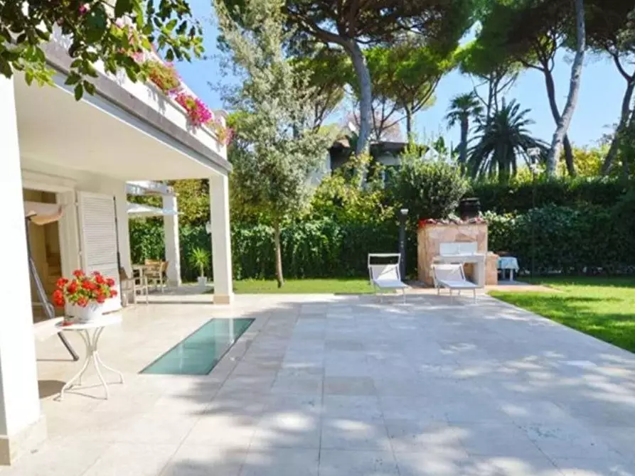 Immagine 3 di Villa in vendita  in Via Mascagni a Forte Dei Marmi