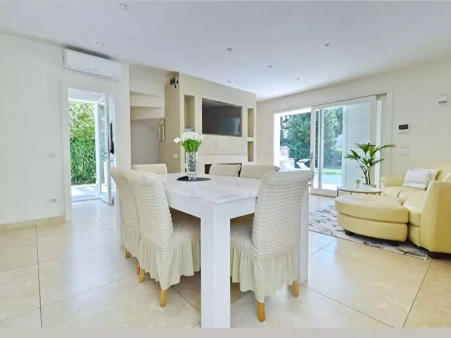 Immagine 7 di Villa in vendita  in Via Mascagni a Forte Dei Marmi