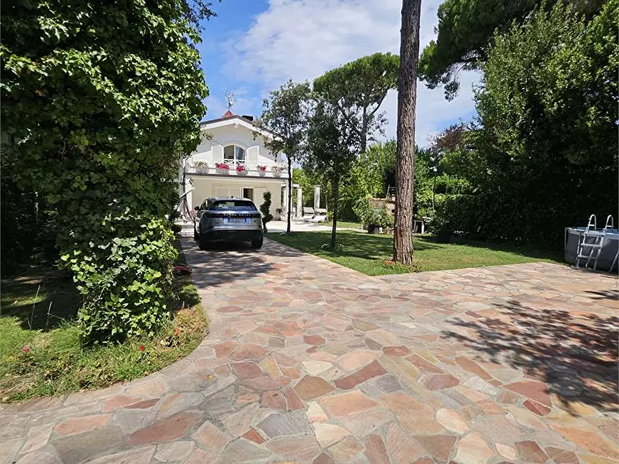 Immagine 15 di Villa in vendita  in Via Mascagni a Forte Dei Marmi