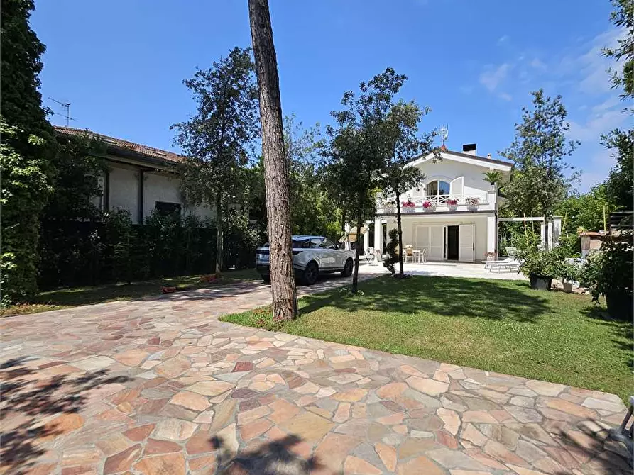Immagine 16 di Villa in vendita  in Via Mascagni a Forte Dei Marmi